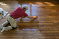 Cách giữ sàn gỗ sáng bóng
