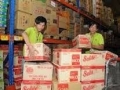 cần gấp nam sắp xếp thùng sữa vinamilk