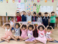 Chú hề thổi bong bóng cho tiệc sinh nhật bé tại lớp học