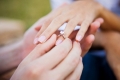 Tục lệ trao nhẫn đính hôn kim cương bắt đầu từ đâu?