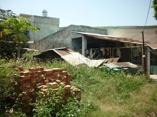 Bán nhà cấp 4 cách đường Phạm Hùng 1 lô đất,Dt:100m2,hướng:Tây,450tr